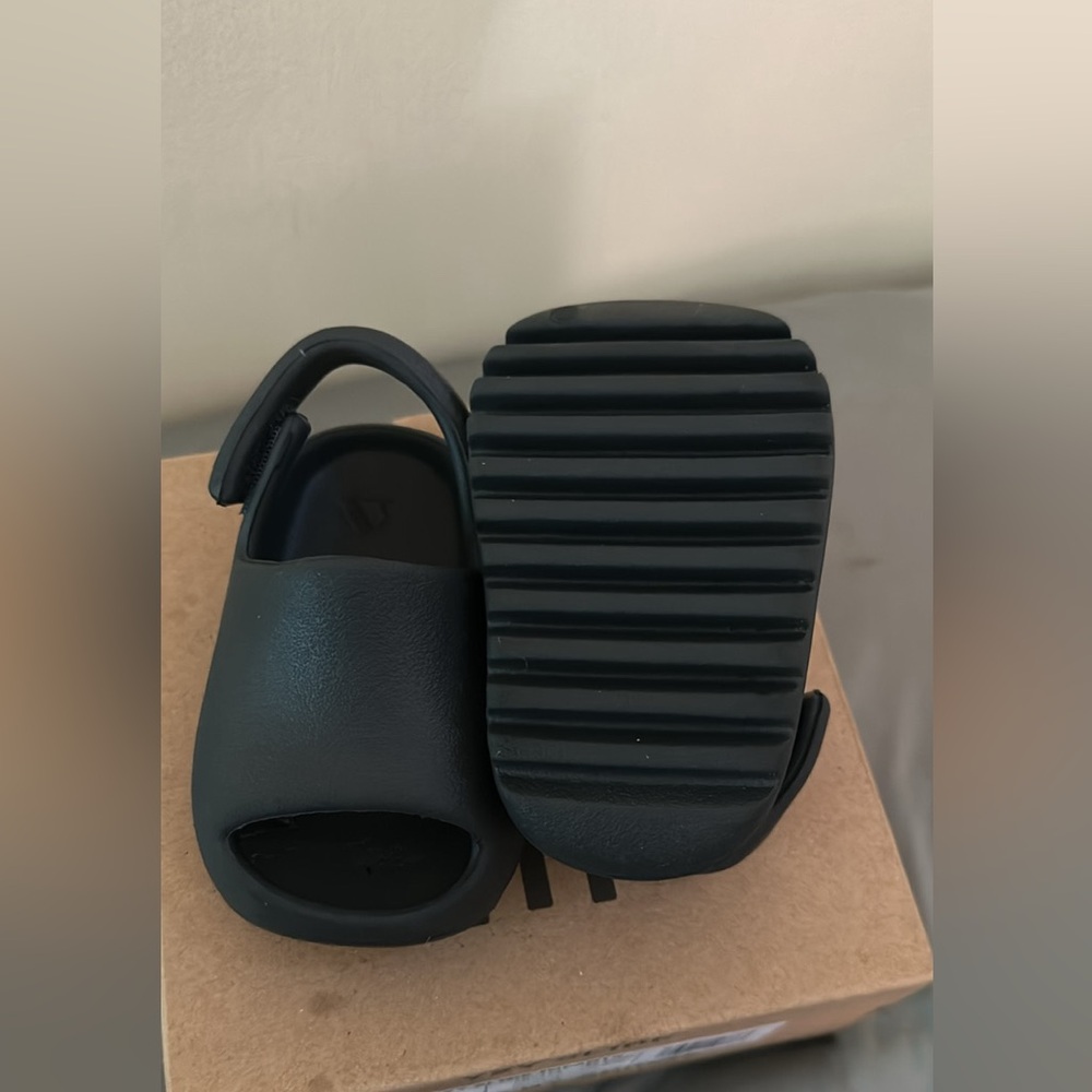 Yeezy Slides size 4K( fits for sizes 2C/3C )